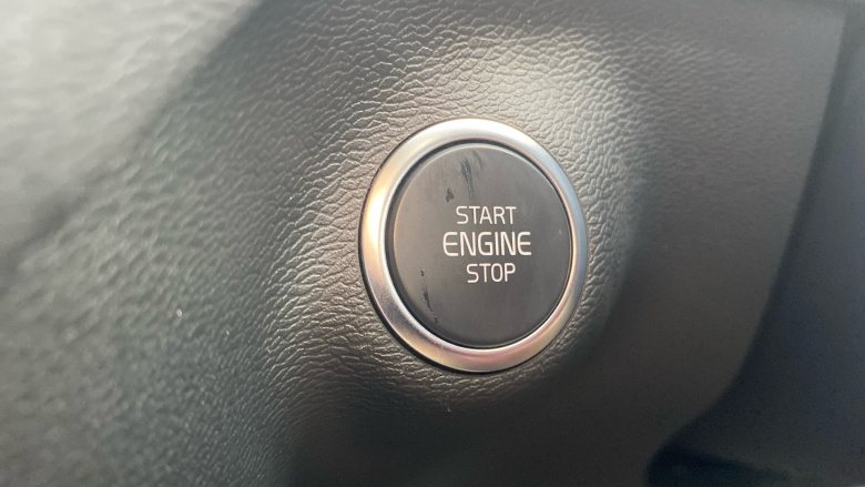 Volvo XC40 2.0 B3P Ultra Dark 5dr Auto Petrol Estate